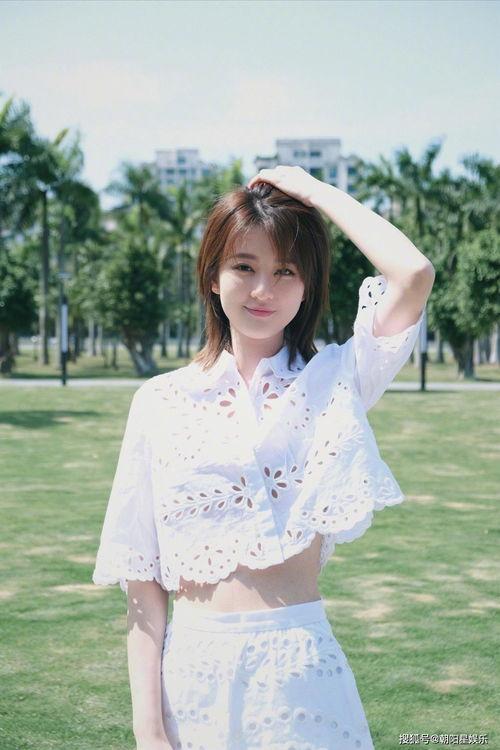 网红吃瓜白醋少女图片