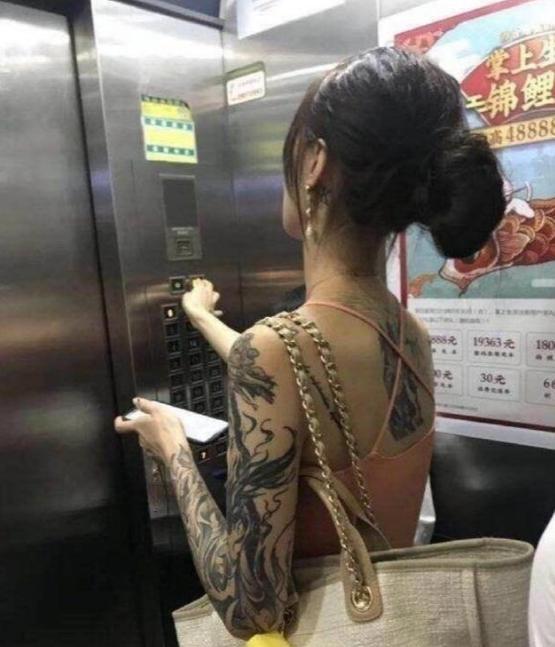 纹身网红女孩吃瓜视频大全